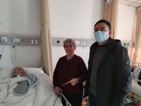 许总慰问合照